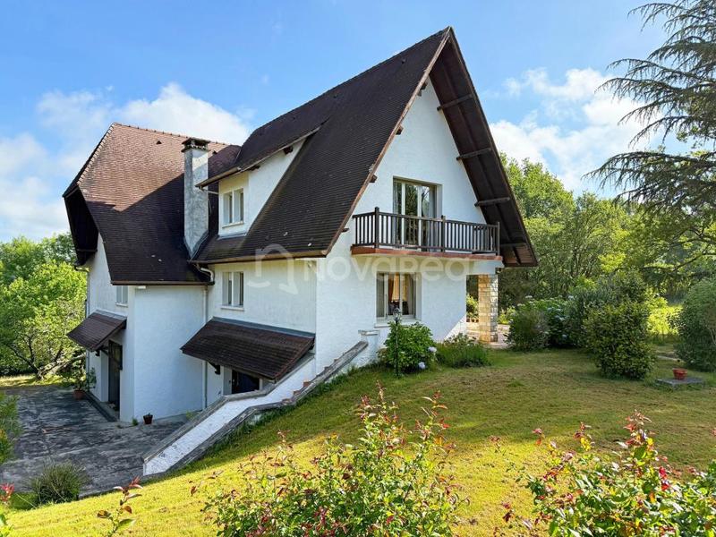 Maison - 241 m² - 8 pièces