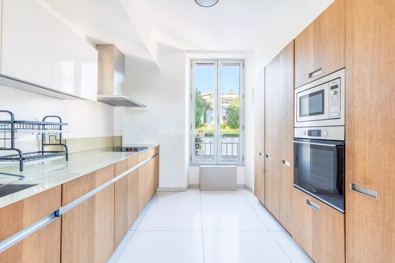 Maison - 400 m² - 7 pièces