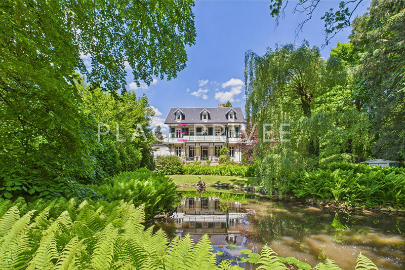 Maison - 325 m² - 10 pièces