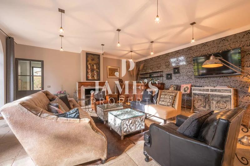 Maison - 330 m² - 8 pièces