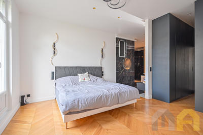 Maison - 280 m² - 8 pièces