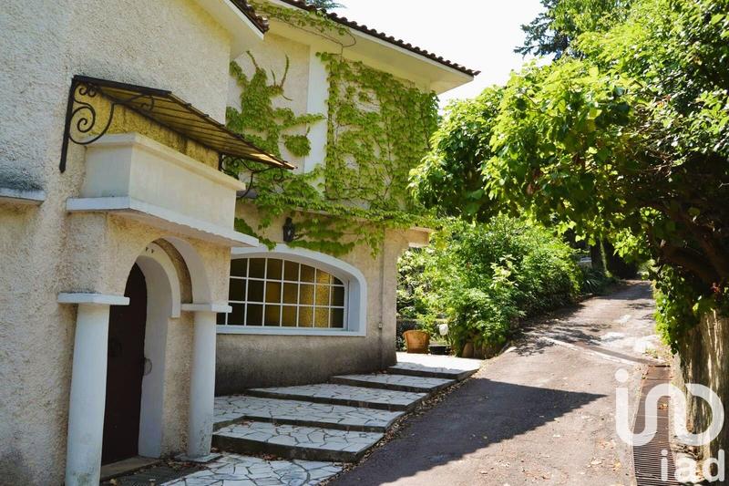 Maison - 240 m² - 10 pièces