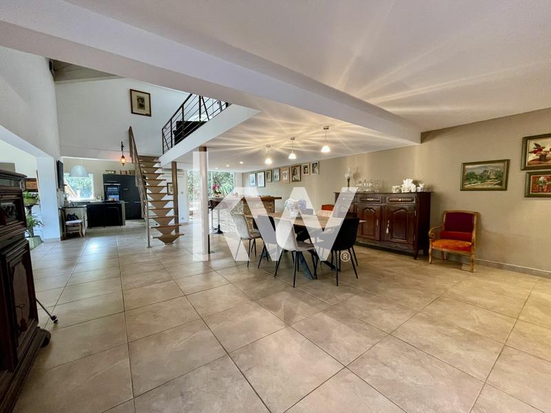 Maison - 210 m² - 7 pièces