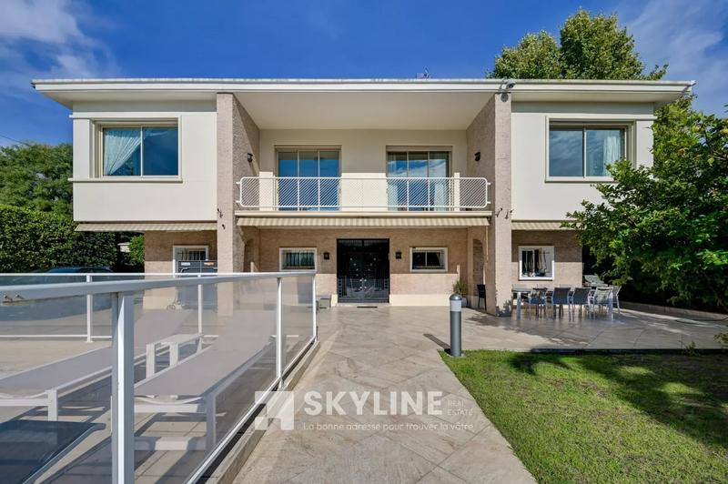 Villa - 285 m² - 9 pièces