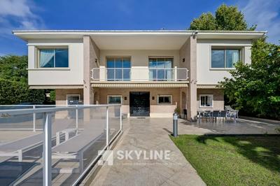 Villa - 285 m² - 9 pièces