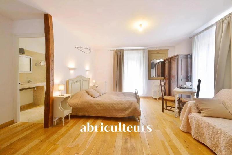 Maison ancienne - 1 000 m² - 16 pièces