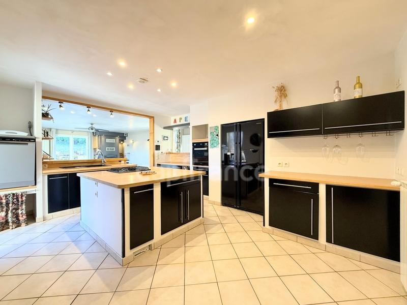 Maison - 211 m² - 9 pièces