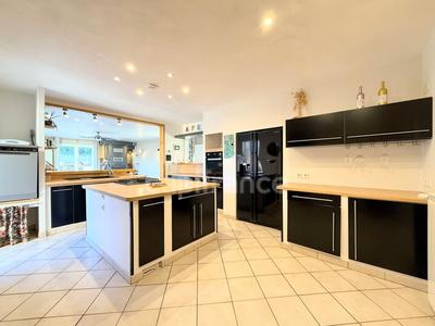 Maison - 211 m² - 9 pièces