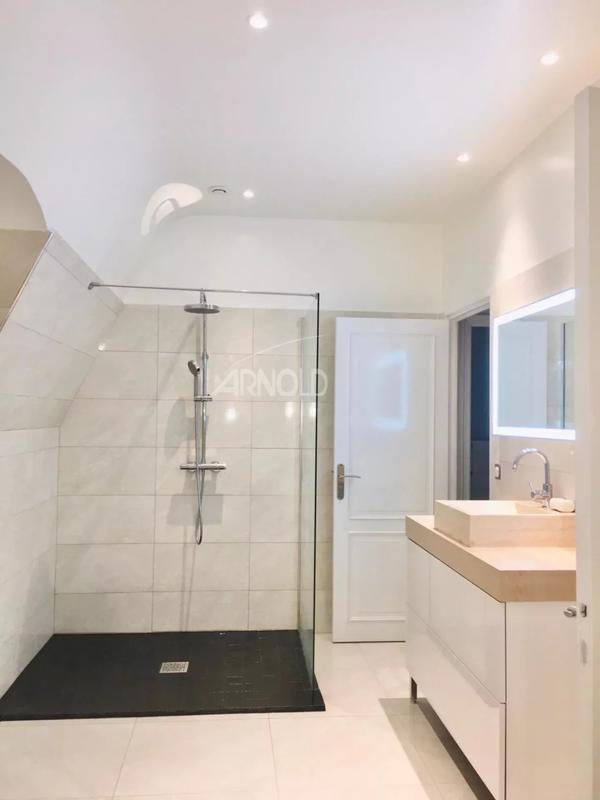 Maison - 243 m² - 8 pièces