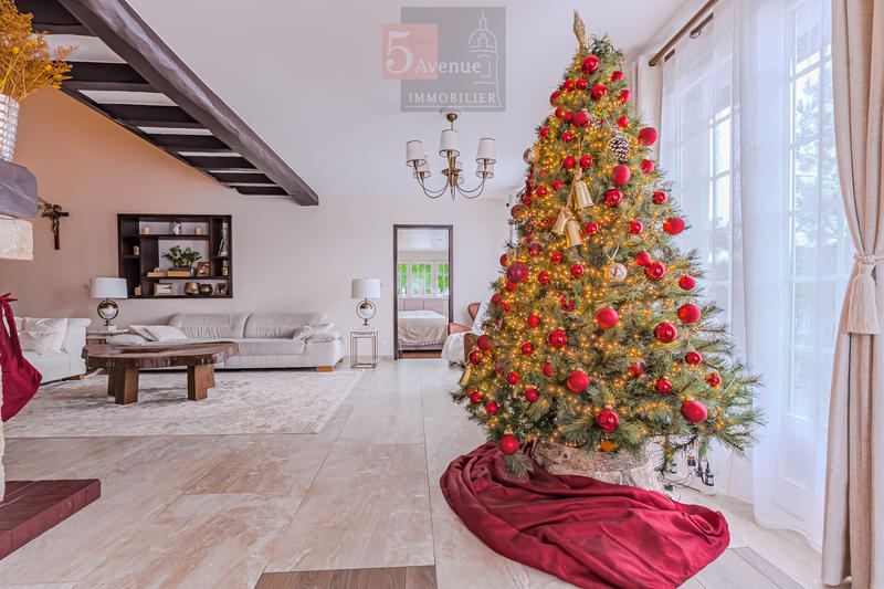 Maison - 220 m² - 6 pièces