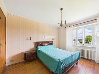 Maison traditionnelle - 222 m² - 9 pièces