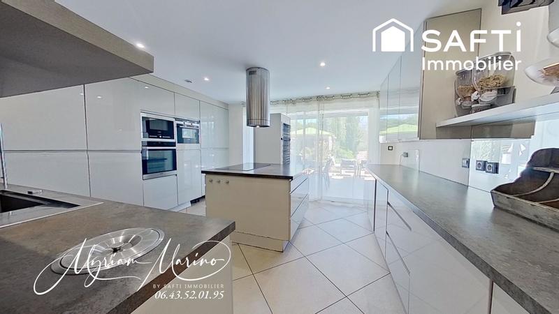 Maison - 308 m² - 12 pièces