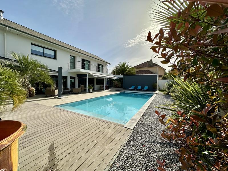 Maison - 202 m² - 5 pièces