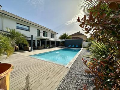 Maison - 202 m² - 5 pièces