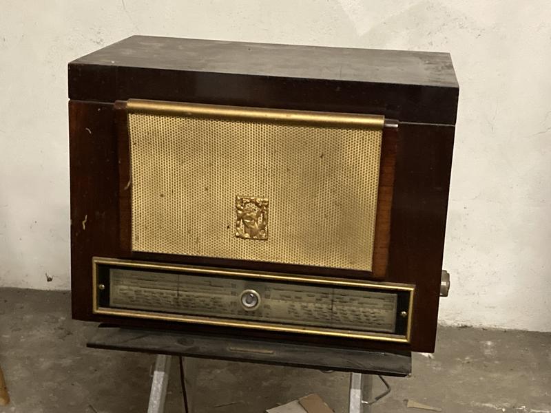 Grande vente de livres anciens, beaux livres, meubles, postes de radio, Tsf, vins et timbres