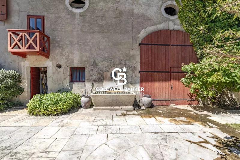 Propriété - 950 m² - 20 pièces