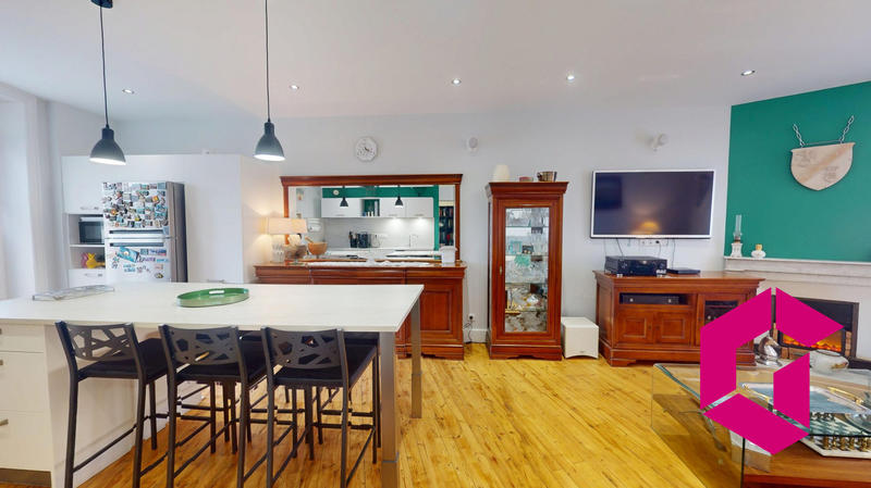 Maison - 337 m² - 9 pièces