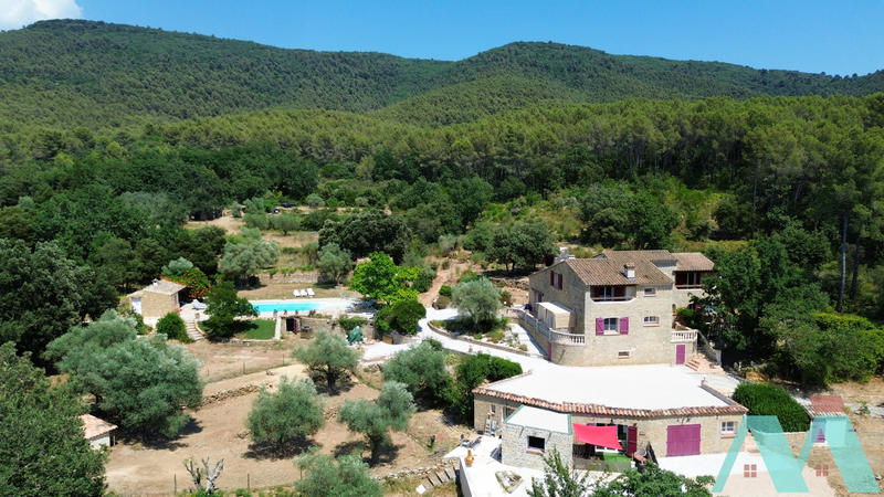 Propriété - 325 m² - 7 pièces