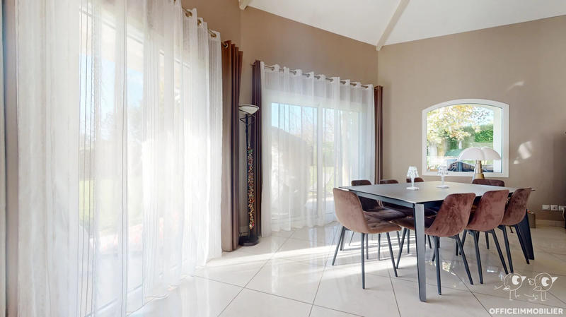 Maison - 220 m² - 6 pièces