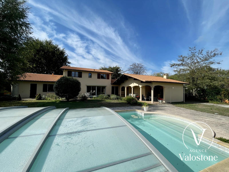 Maison traditionnelle - 206 m² - 7 pièces