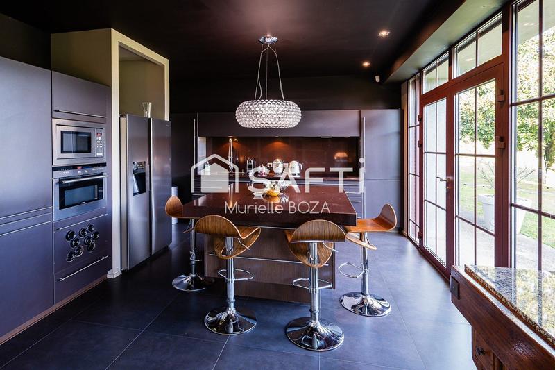 Maison - 748 m² - 11 pièces