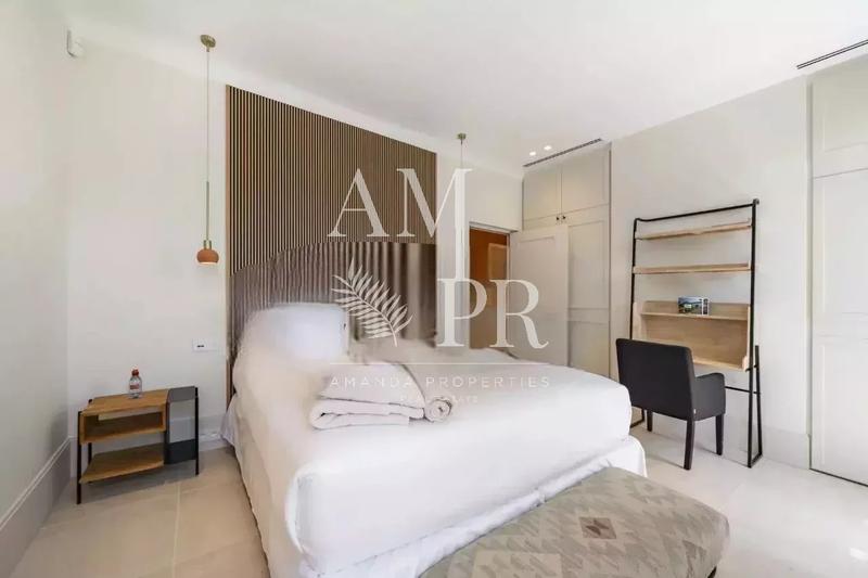 Maison - 300 m² - 8 pièces