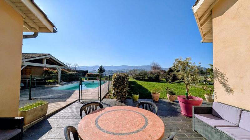 Maison traditionnelle - 212 m² - 8 pièces