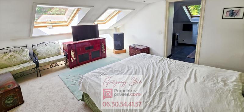 Maison - 1 000 m² - 40 pièces