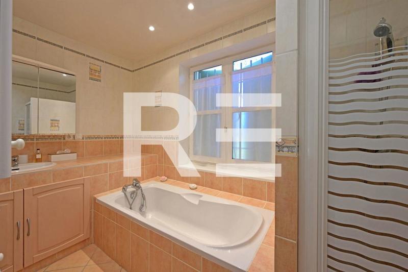 Maison - 285 m² - 8 pièces