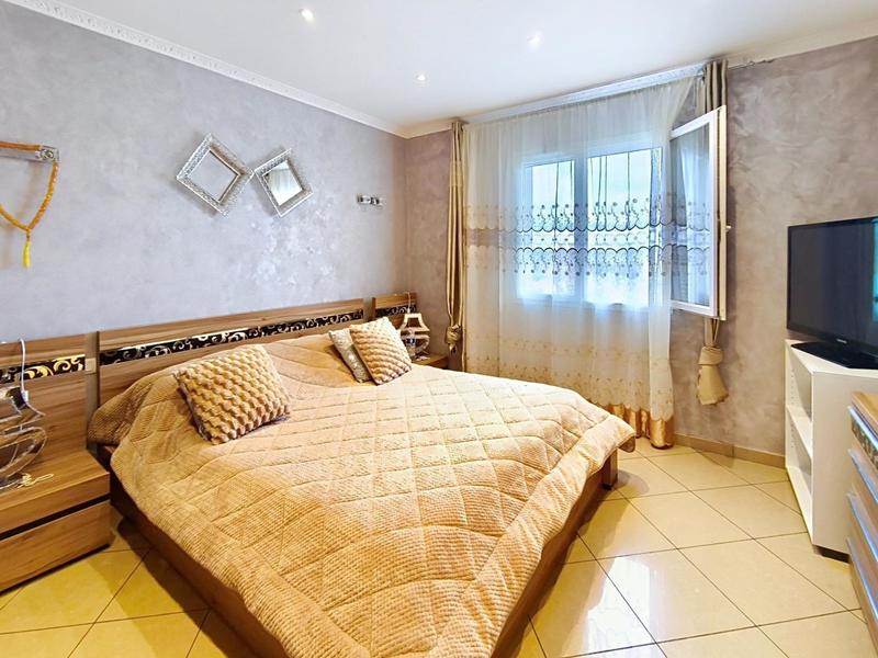 Maison - 219 m² - 7 pièces