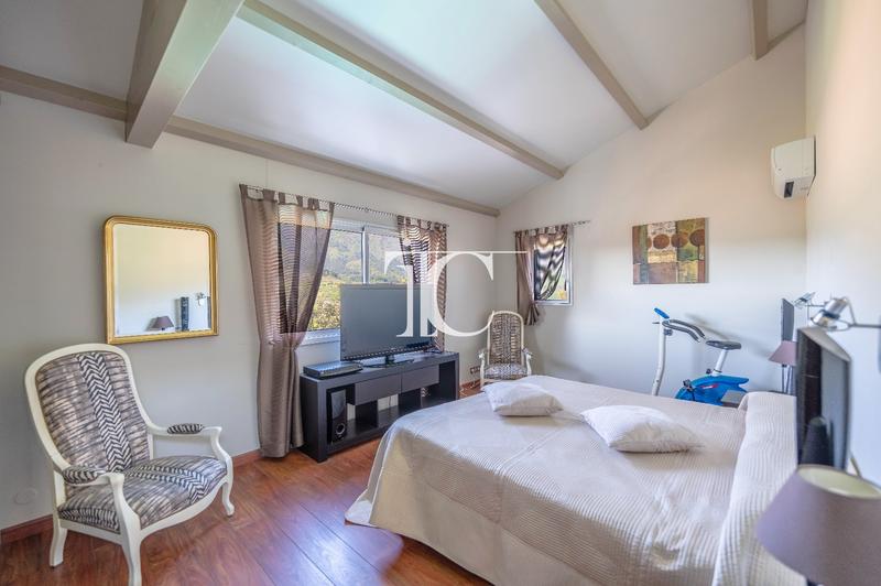 Maison - 260 m² - 6 pièces