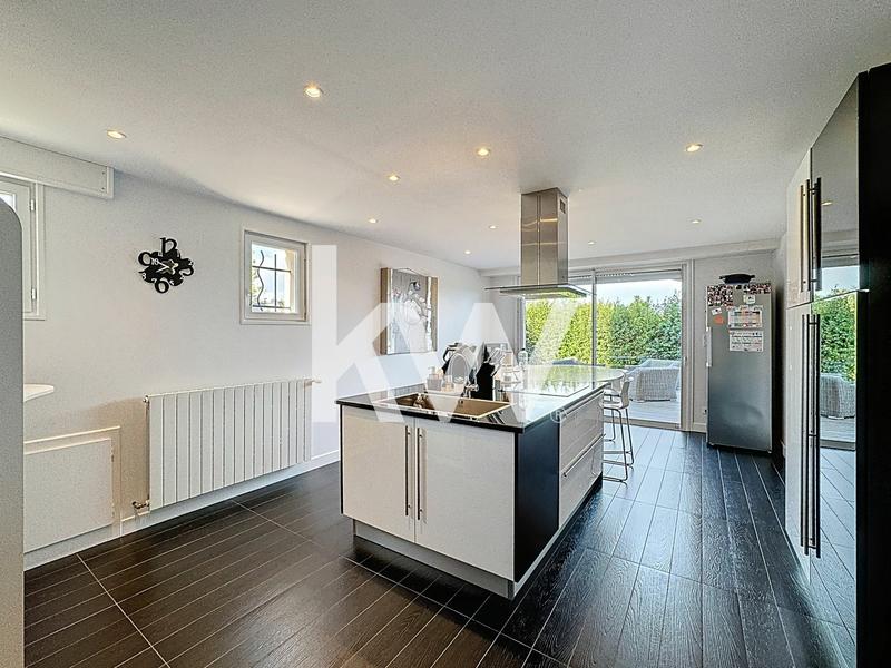 Maison - 220 m² - 8 pièces