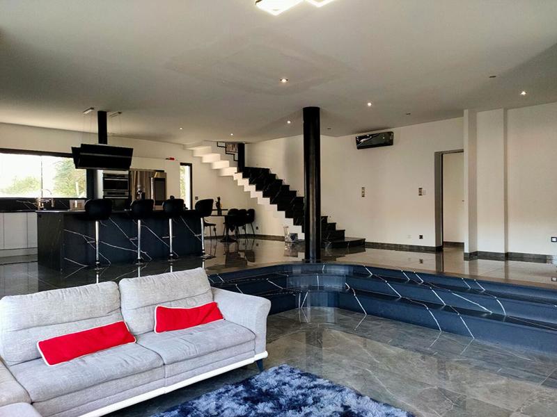 Maison - 224 m² - 7 pièces