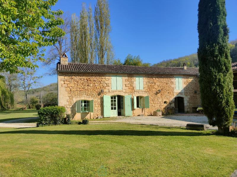 Maison - 360 m² - 19 pièces