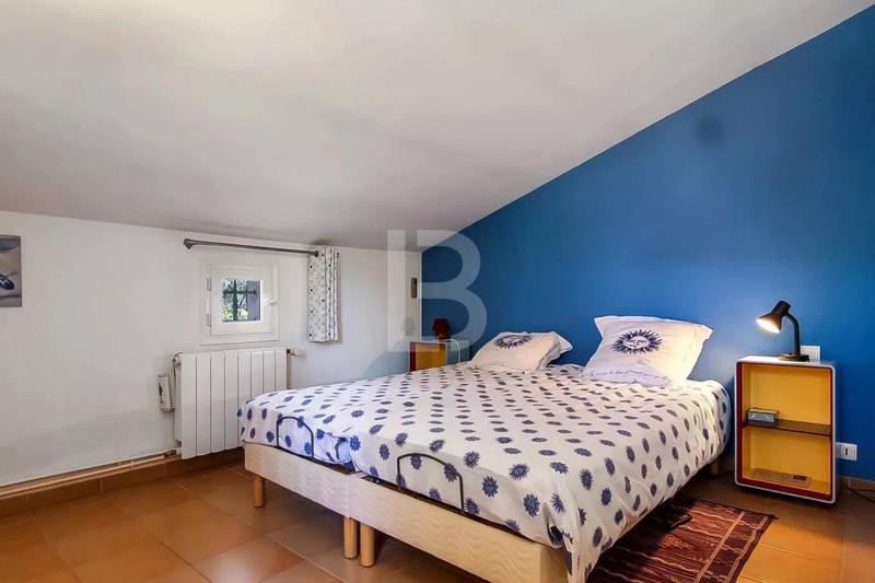 Maison - 238 m² - 9 pièces