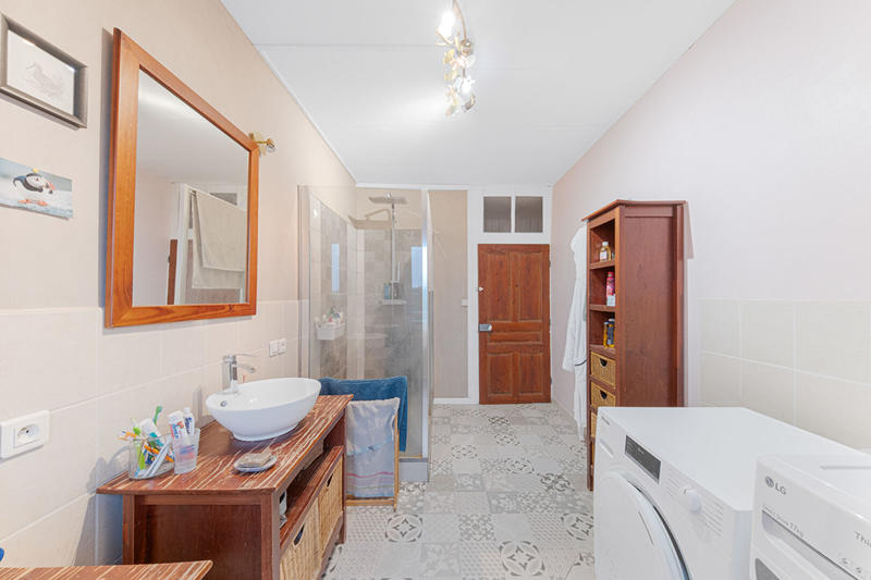 Maison - 235 m² - 9 pièces