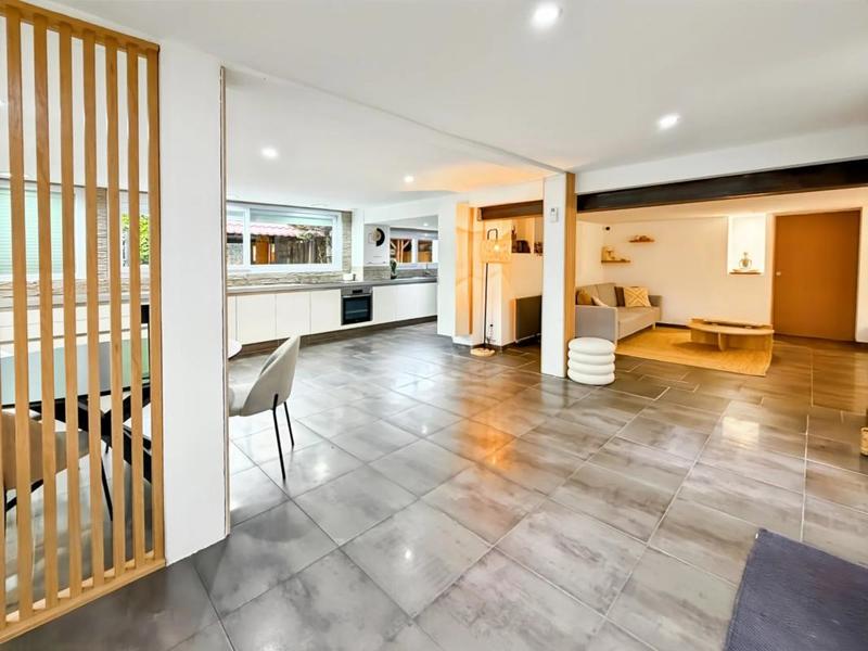 Maison - 230 m² - 6 pièces