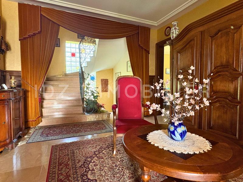 Maison - 201 m² - 7 pièces