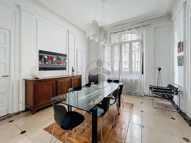 Maison - 328 m² - 8 pièces