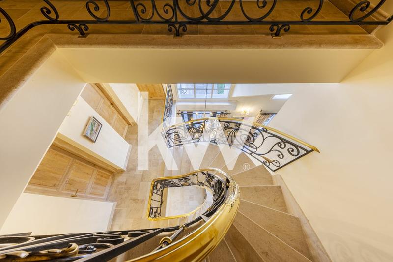 Maison - 218 m² - 7 pièces