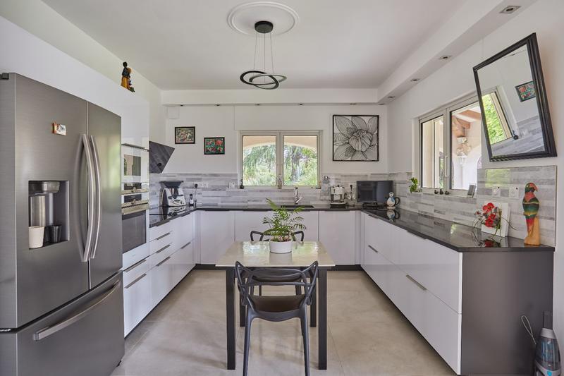 Maison - 240 m² - 9 pièces