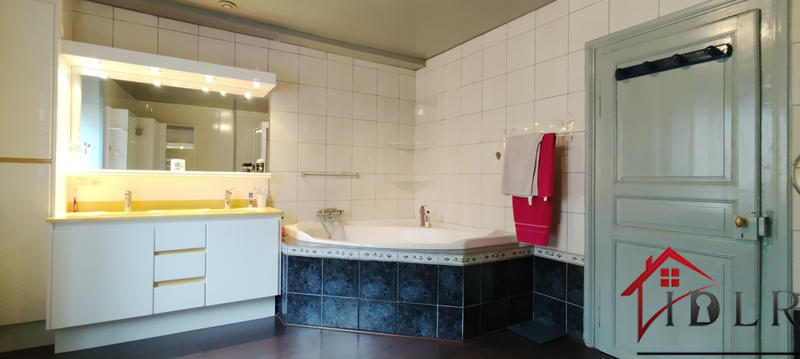 Maison - 242 m² - 8 pièces