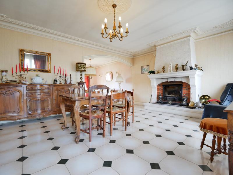 Maison - 238 m² - 9 pièces