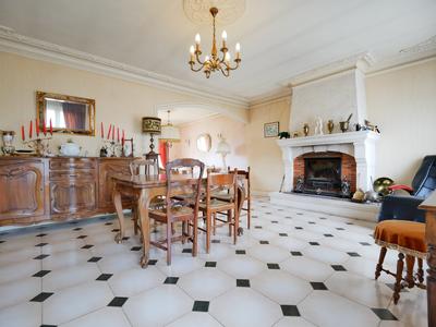 Maison - 238 m² - 9 pièces