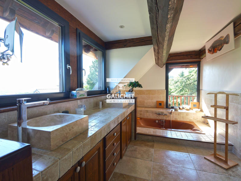 Maison - 330 m² - 8 pièces