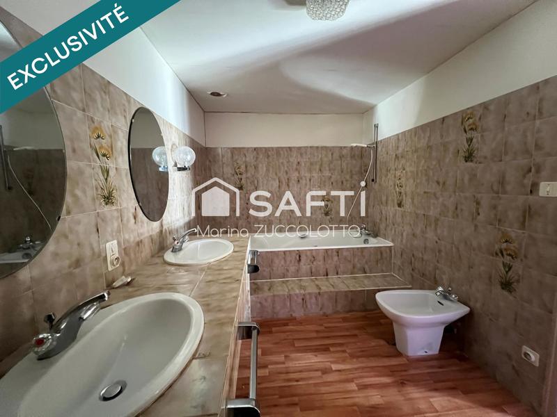 Maison - 221 m² - 10 pièces