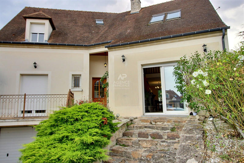 Maison - 180 m² - 8 pièces