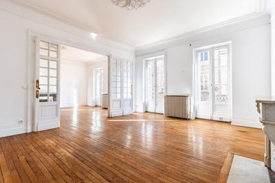 Appartement - 211 m² - 6 pièces