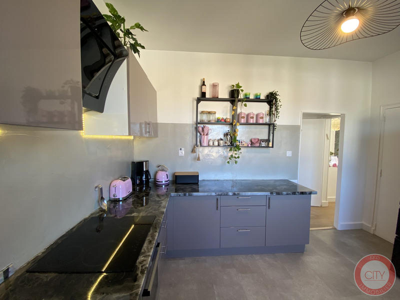 Maison traditionnelle - 223 m² - 9 pièces