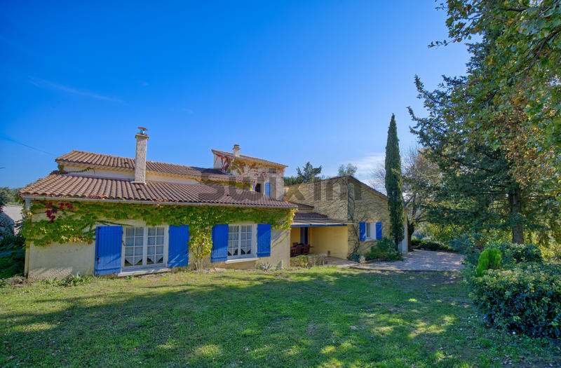 Propriété - 355 m² - 15 pièces